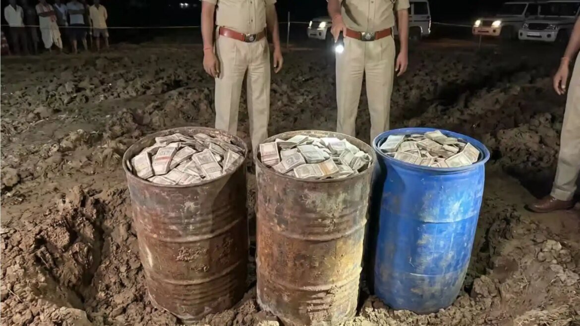 నేలలో పాతిపెట్టిన డ్రమ్ముల నిండా నోట్లు
