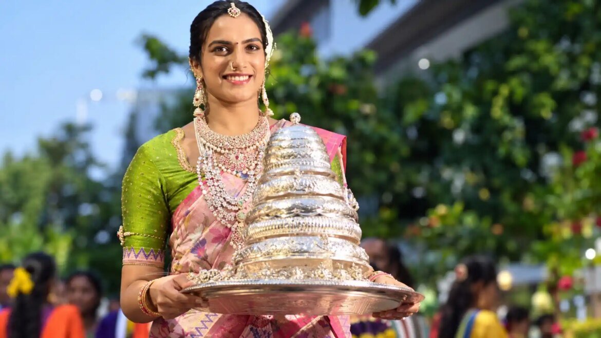 పీవీ సింధు : వెండి బతుకమ్మతో పీవీ సింధు.. పండుగపై మీ పైత్యం చూపొద్దంటూ
